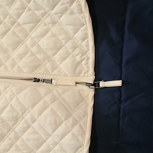 Cream colored zip closure medium sweater with faux fur collar - Picture 6 of 10